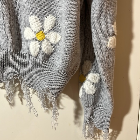 Poly & Esther Daisy Fringed V-Neck Sweater - Picture 3 of 10